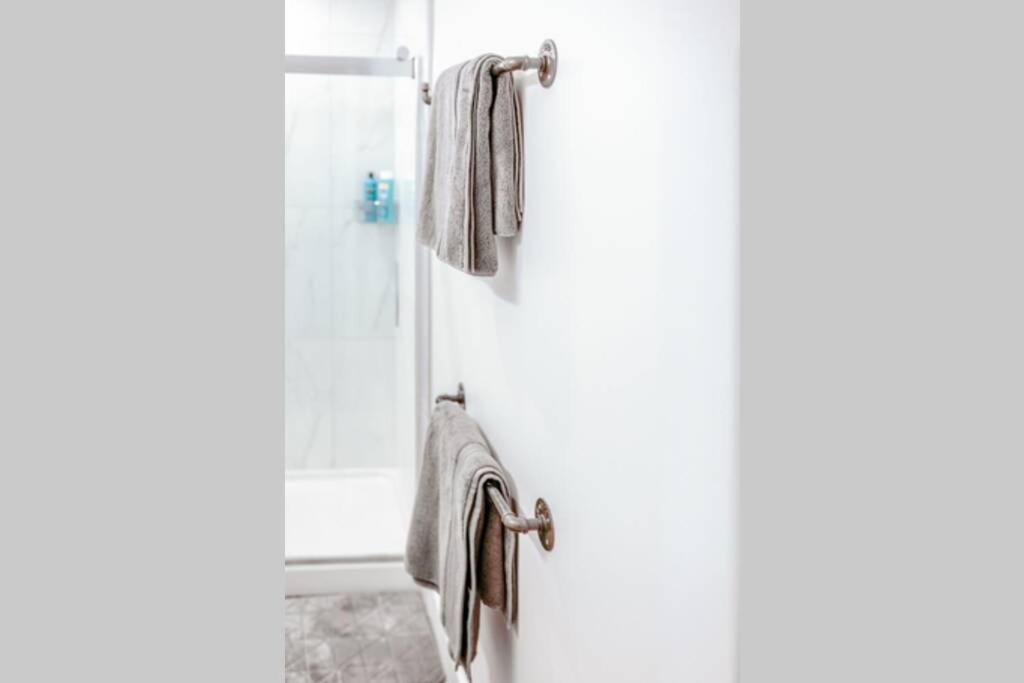 Newly Renovated Apartment *